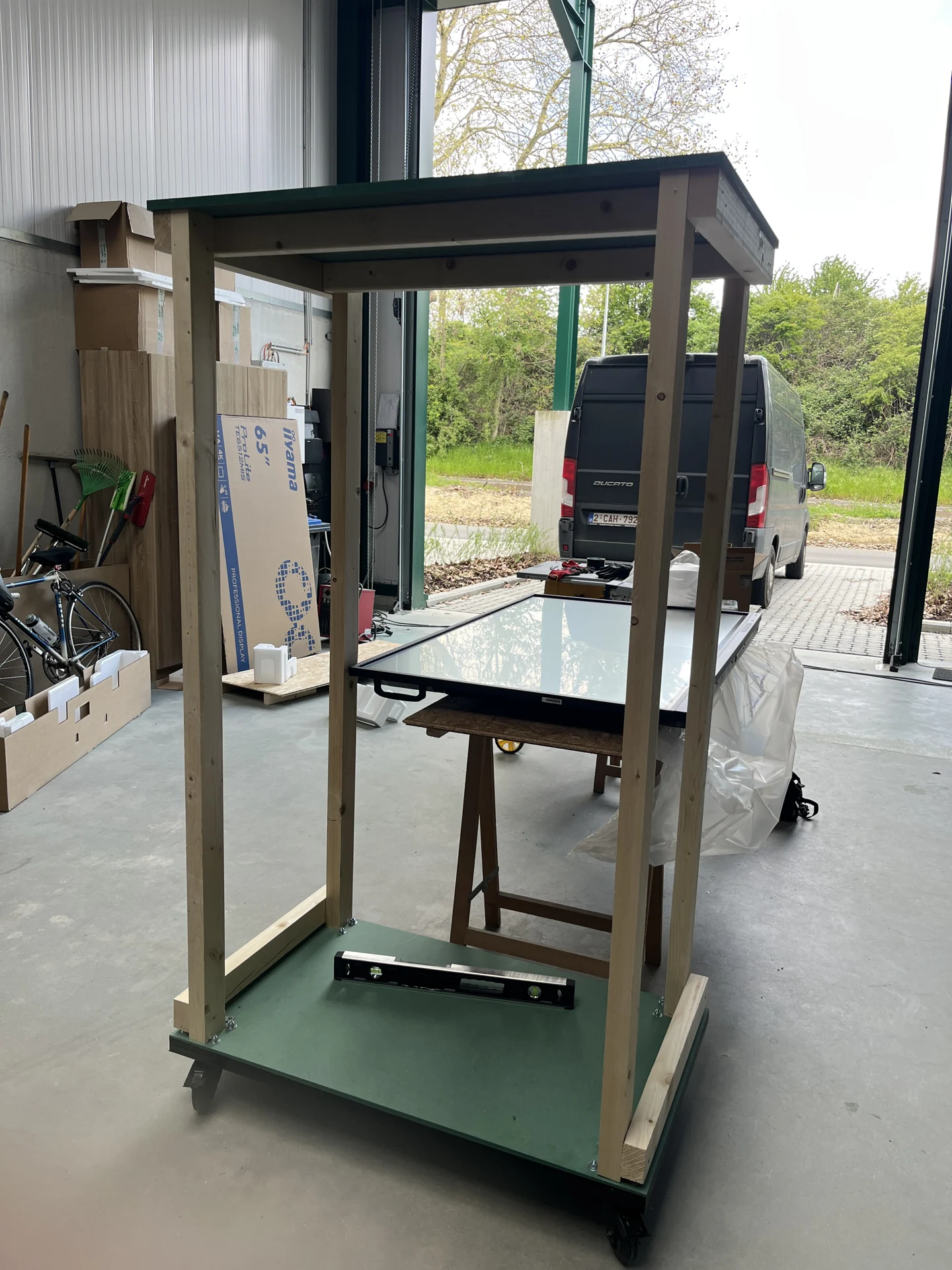 Het houten frame van de Telenet AR booth op een verrijdbare basis
