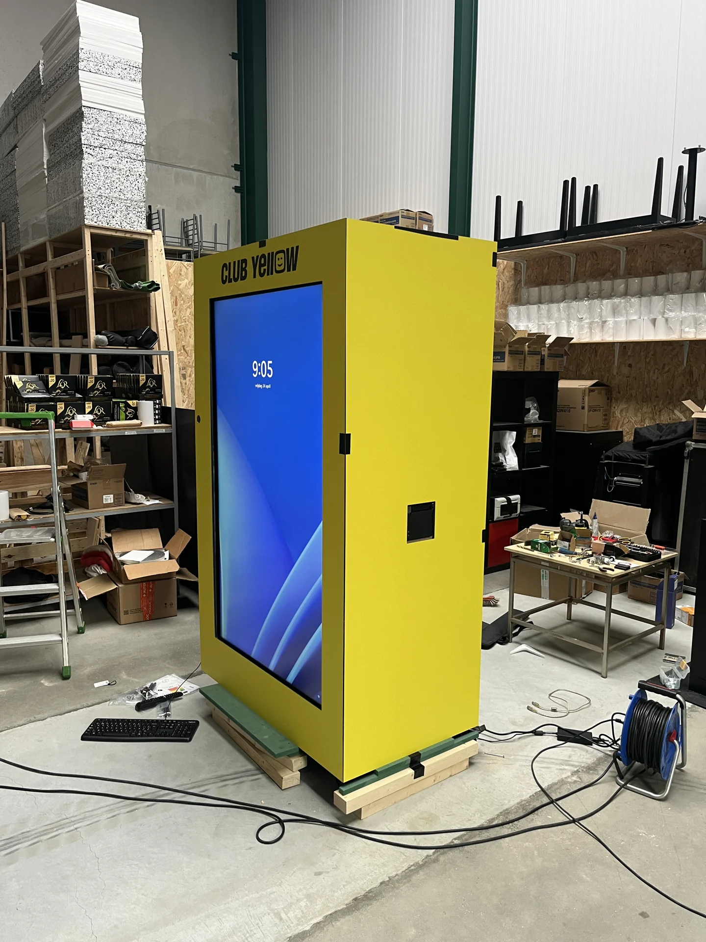 De afgewerkte gele Telenet AR booth tijdens de voorbereiding in het atelier