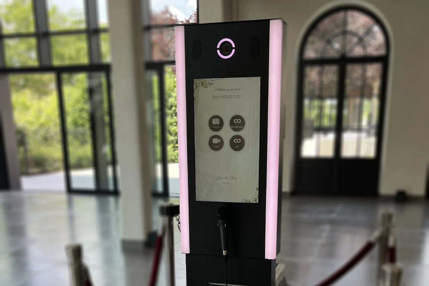De standaardbooth op een huwelijkslocatie, met gepersonaliseerd scherm, verlichting en microfoon