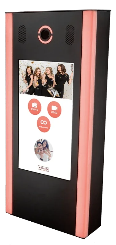 De eigen standaardbooth van Message in the Box, met touchscreen, camera en geïntegreerde verlichting